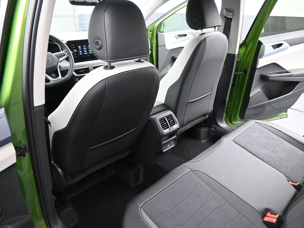 2025 Volkswagen Taos SE photo 37
