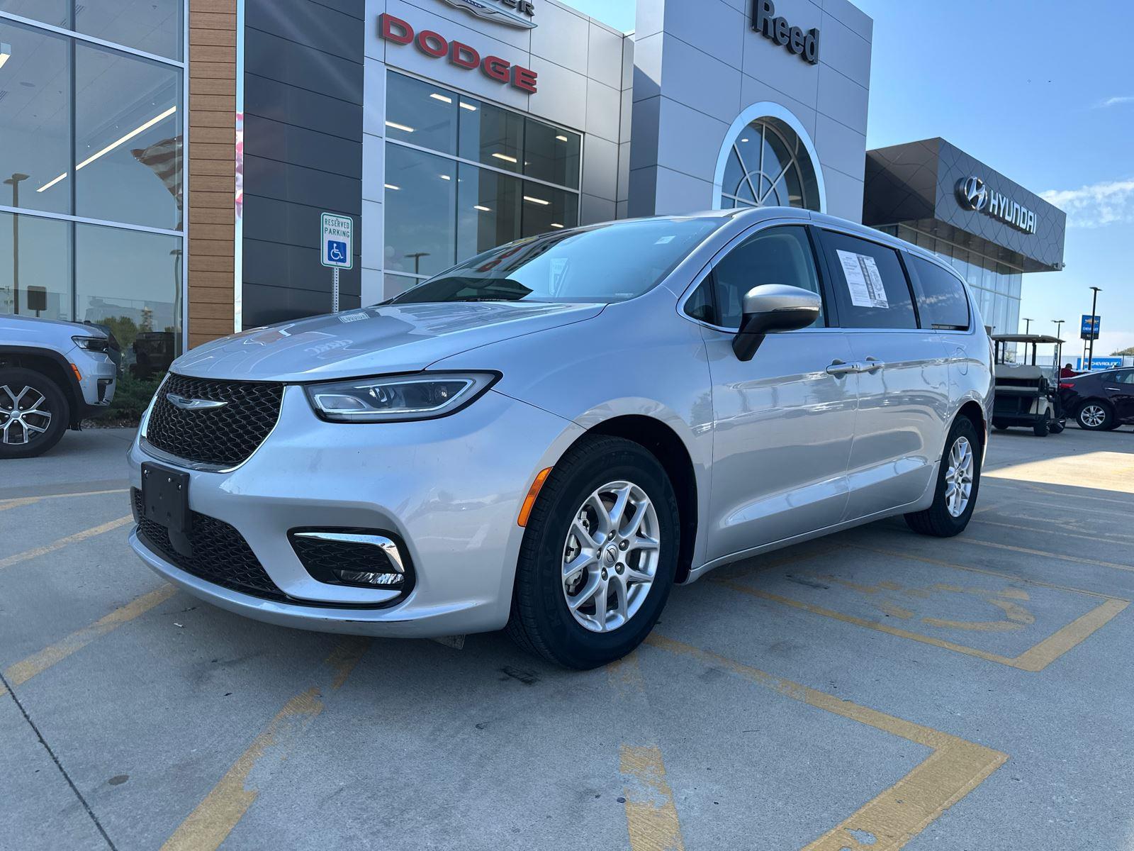 2023 Chrysler Pacifica Touring L's photo