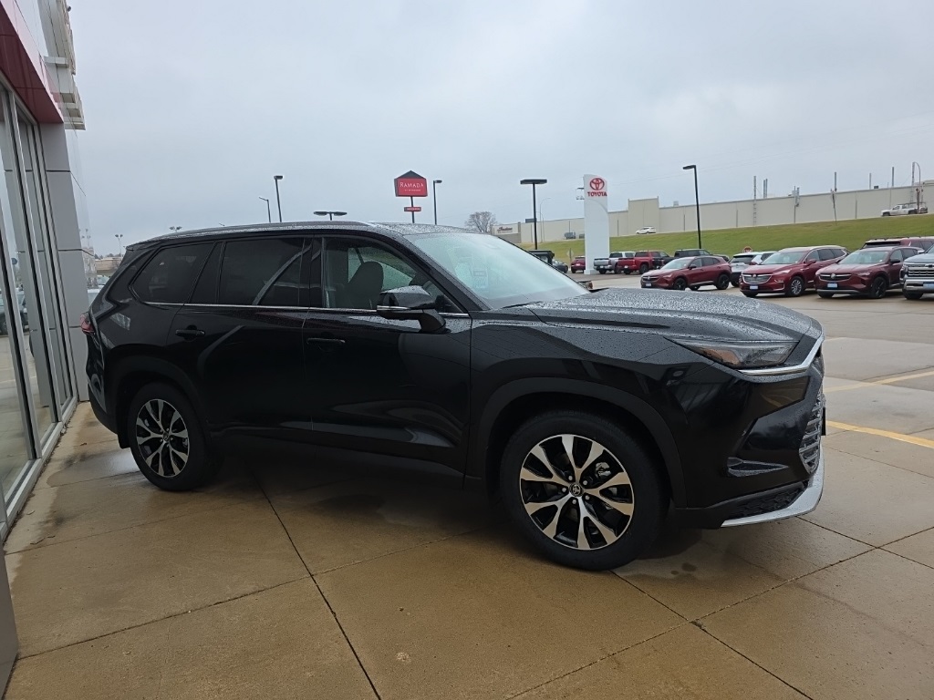 2026 Toyota Grand Highlander Hybrid photo 3