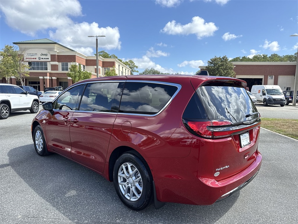 2026 Chrysler Pacifica photo 4