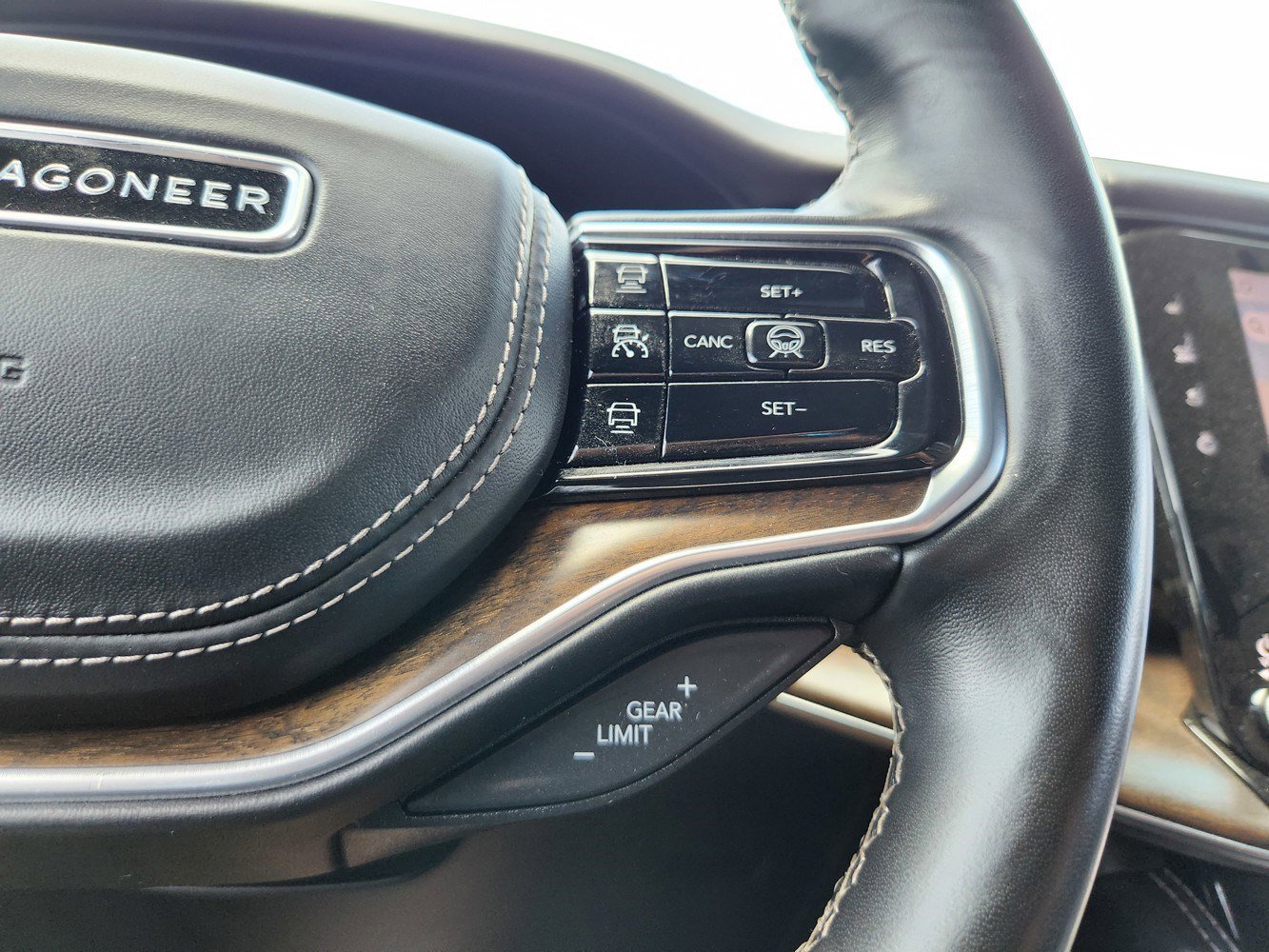 2022 Jeep Grand Wagoneer II photo 19