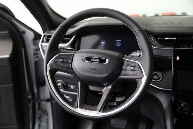 2025 Jeep Grand Cherokee Limited photo 3