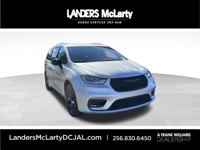 2026 Chrysler Pacifica Select's photo