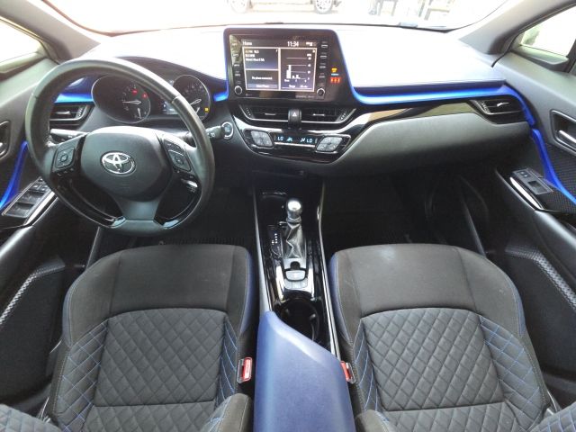 2020 Toyota C-HR XLE photo 18