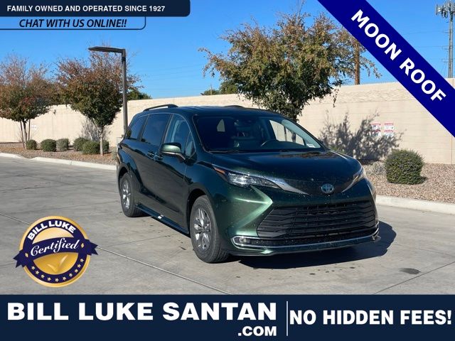 2024 Toyota Sienna XLE's photo