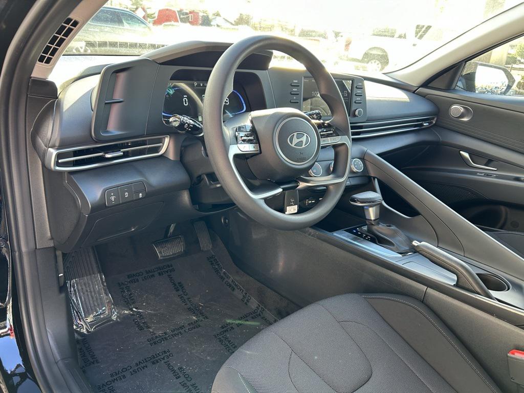 2025 Hyundai Elantra SE photo 10