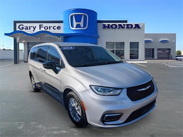 2024 Chrysler Pacifica Touring L's photo