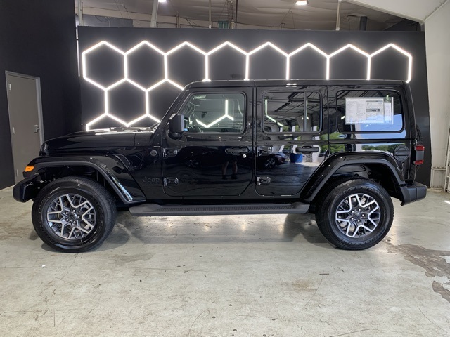 2025 Jeep Wrangler Sahara photo 2