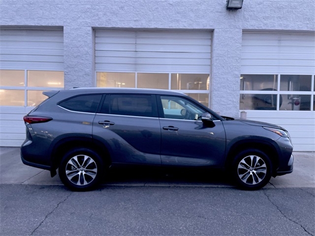 2025 Toyota Highlander XLE's photo
