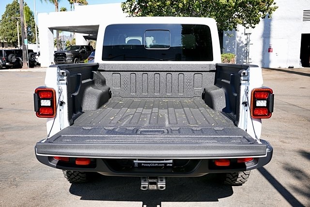 New 2025 Bright White Clear-Coat Exterior Paint Jeep Mojave image 18