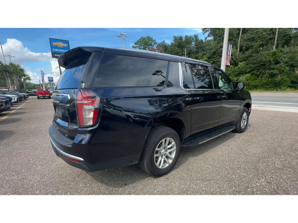 2023 Chevrolet Suburban LT photo 2