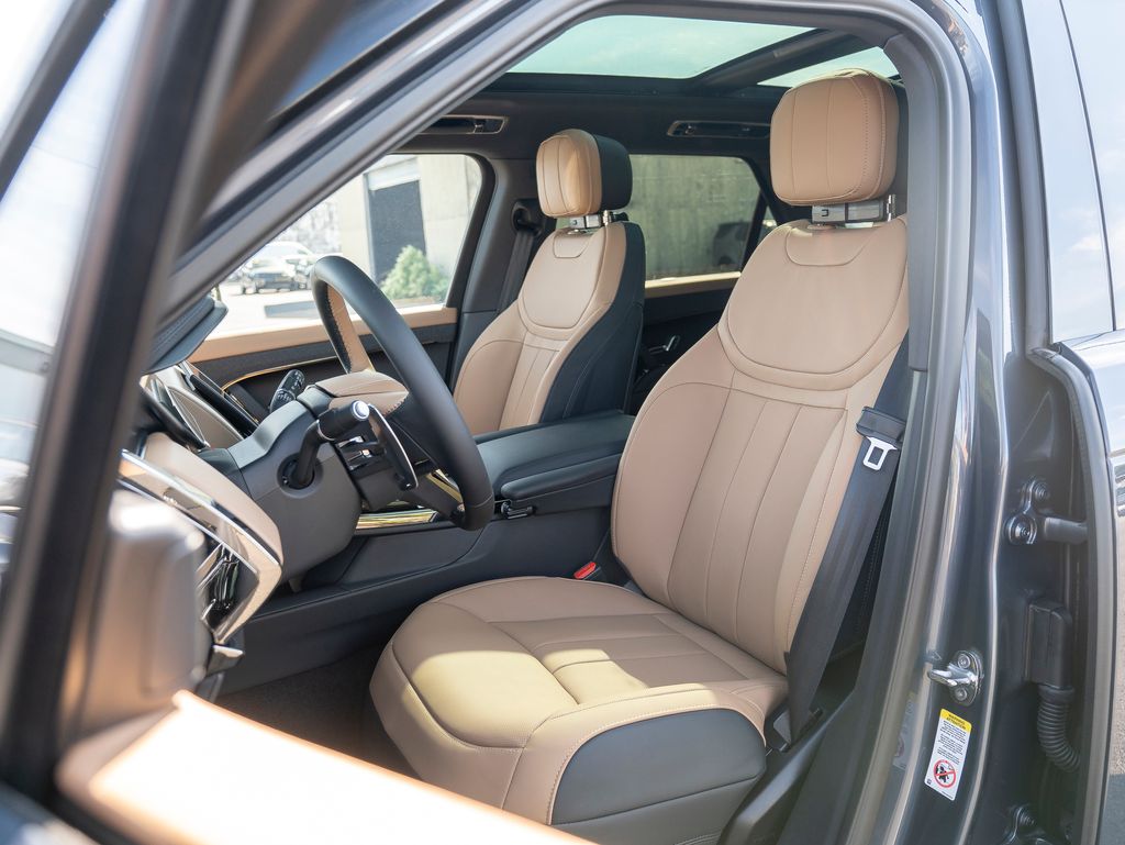 2025 Land Rover Range Rover Sport SE photo 18