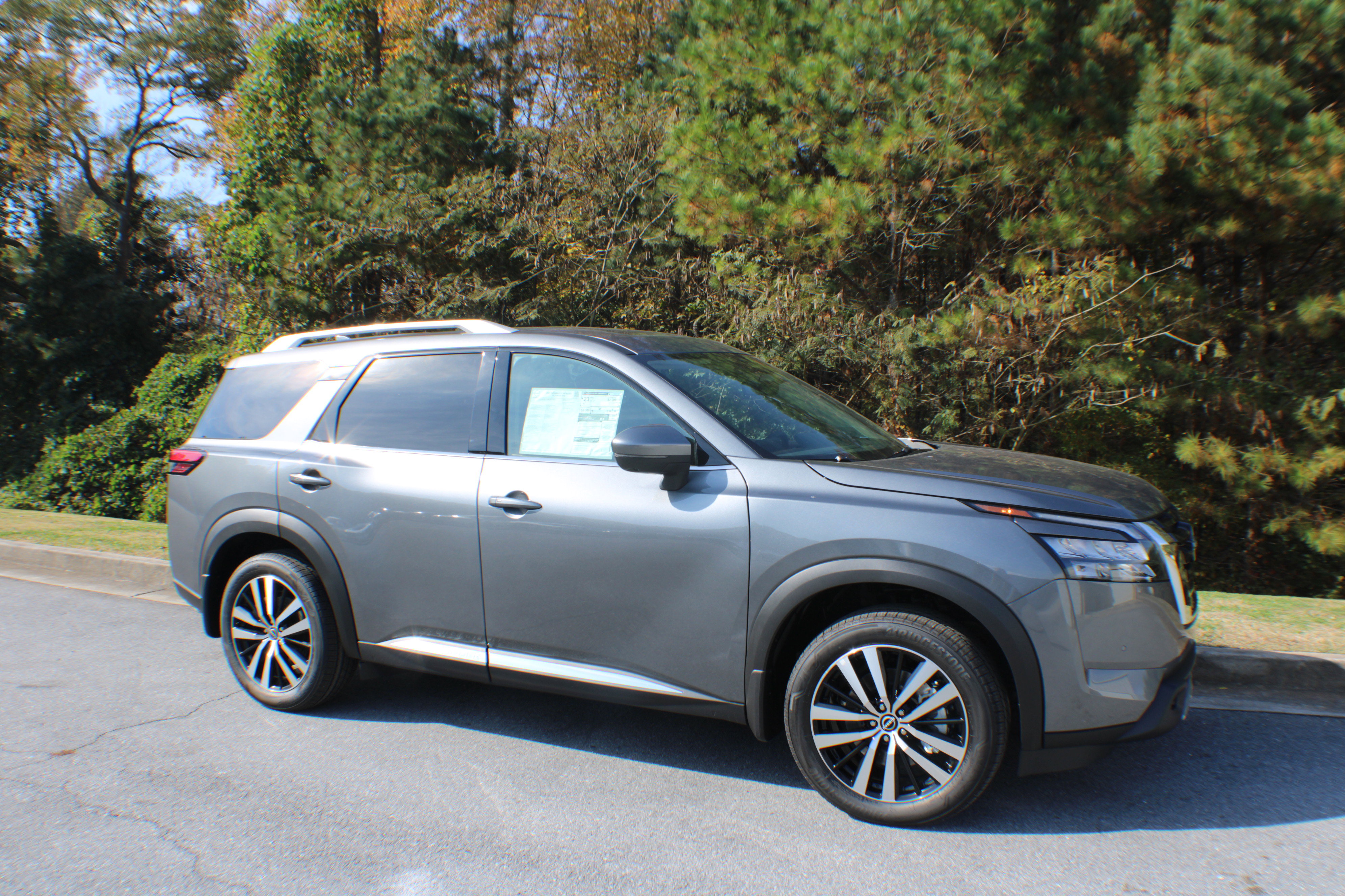 2025 Nissan Pathfinder Platinum's photo