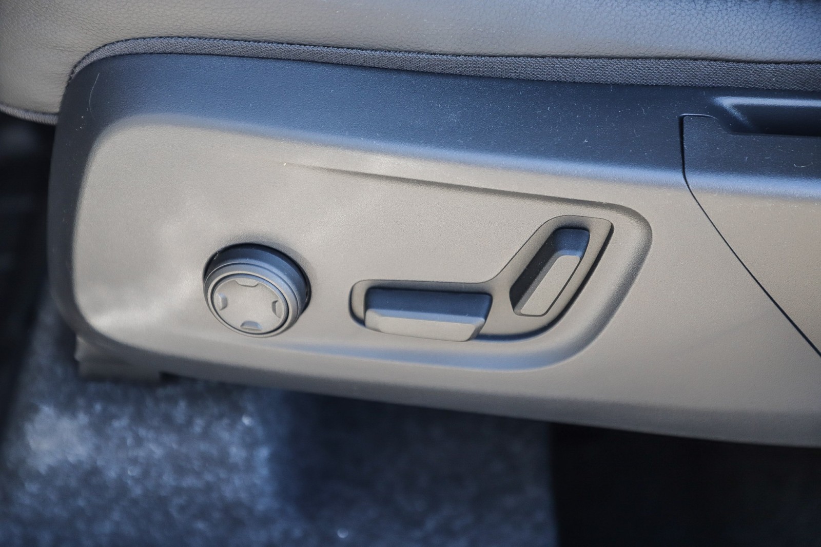 2025 Volvo XC40 Core photo 23