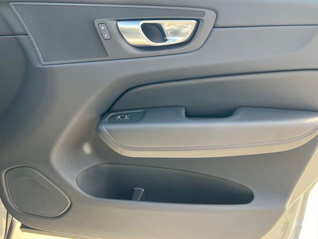 2025 Volvo XC60 B5 Core photo 25