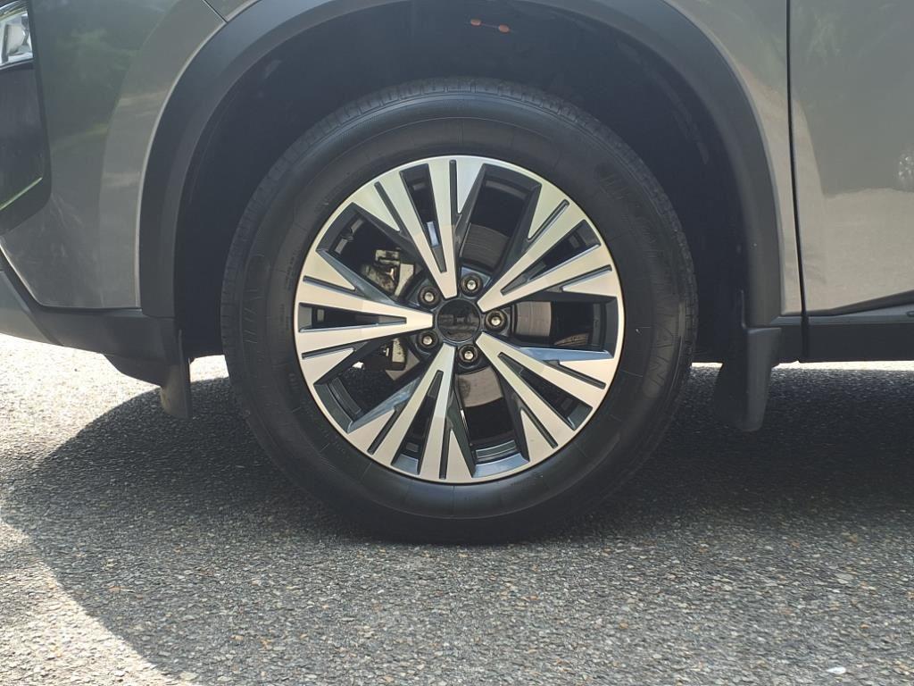 2023 Nissan Rogue SV photo 3