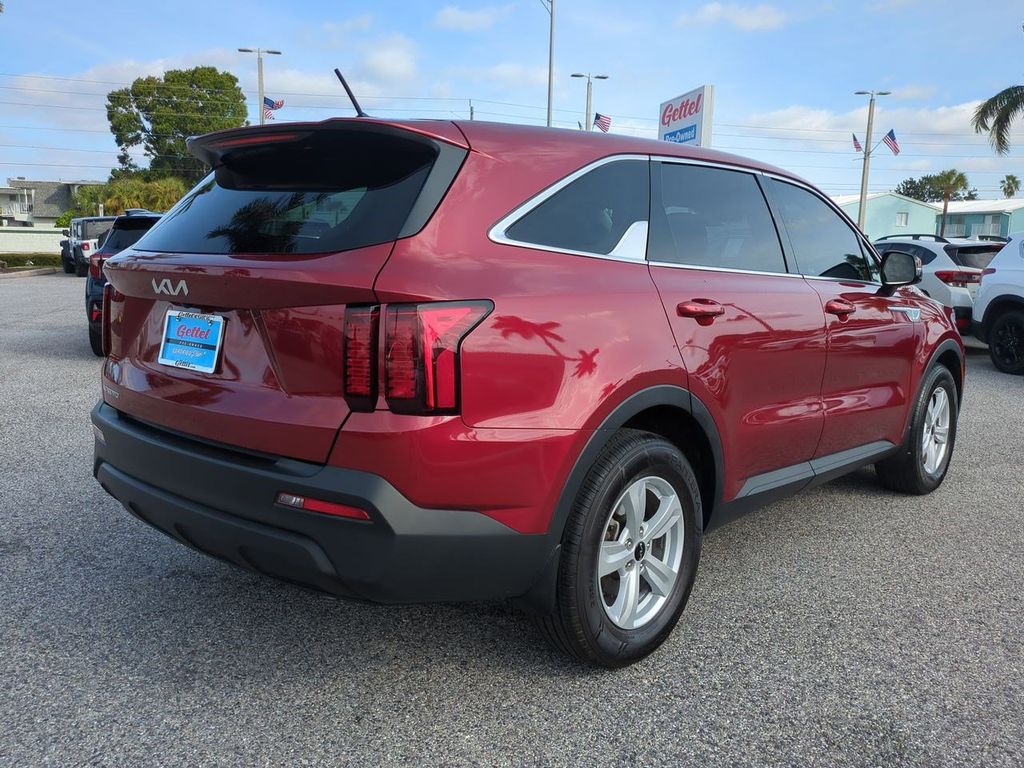 2023 Kia Sorento LX photo 2