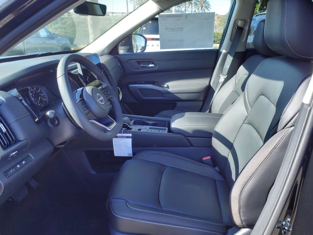 2025 Nissan Pathfinder SL photo 8