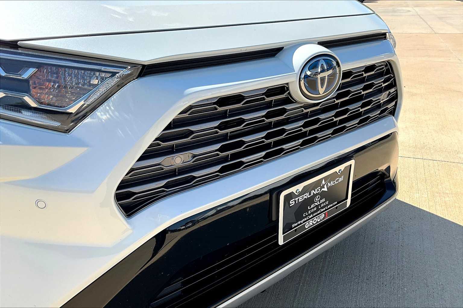 2021 Toyota RAV4 Hybrid XSE photo 25