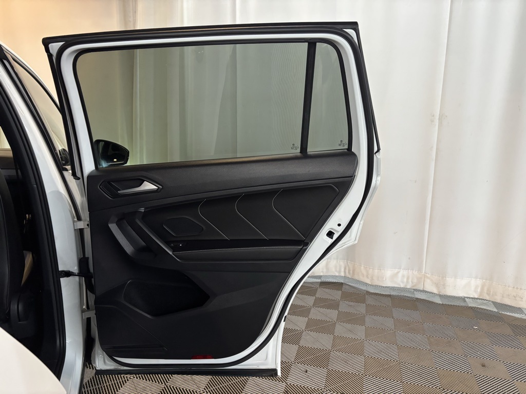 2022 Volkswagen Tiguan SE R-Line Black photo 18