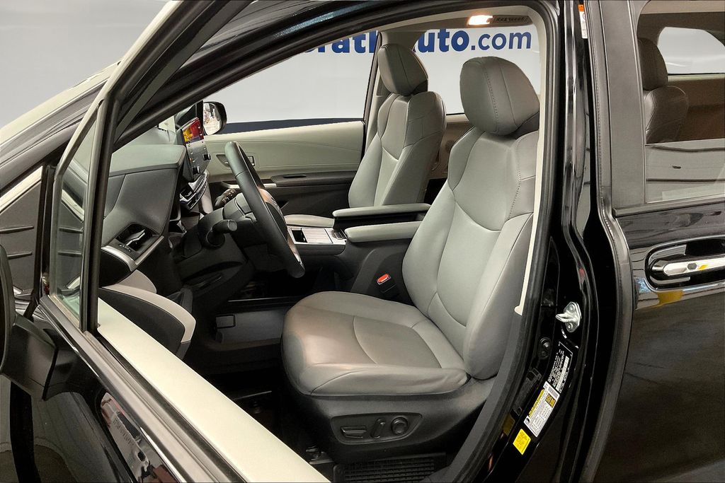 2022 Toyota Sienna XLE photo 23