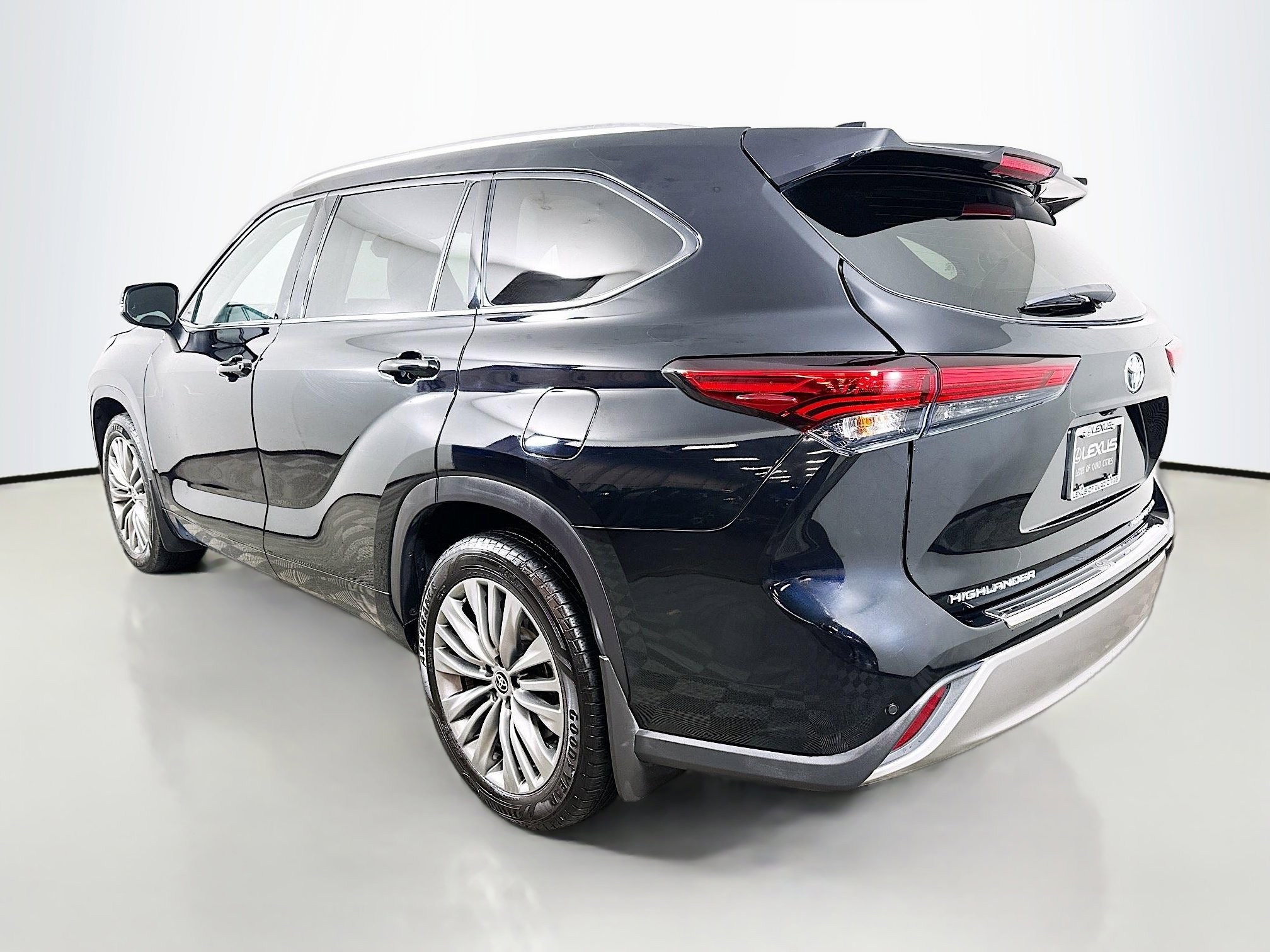 2020 Toyota Highlander Platinum photo 2