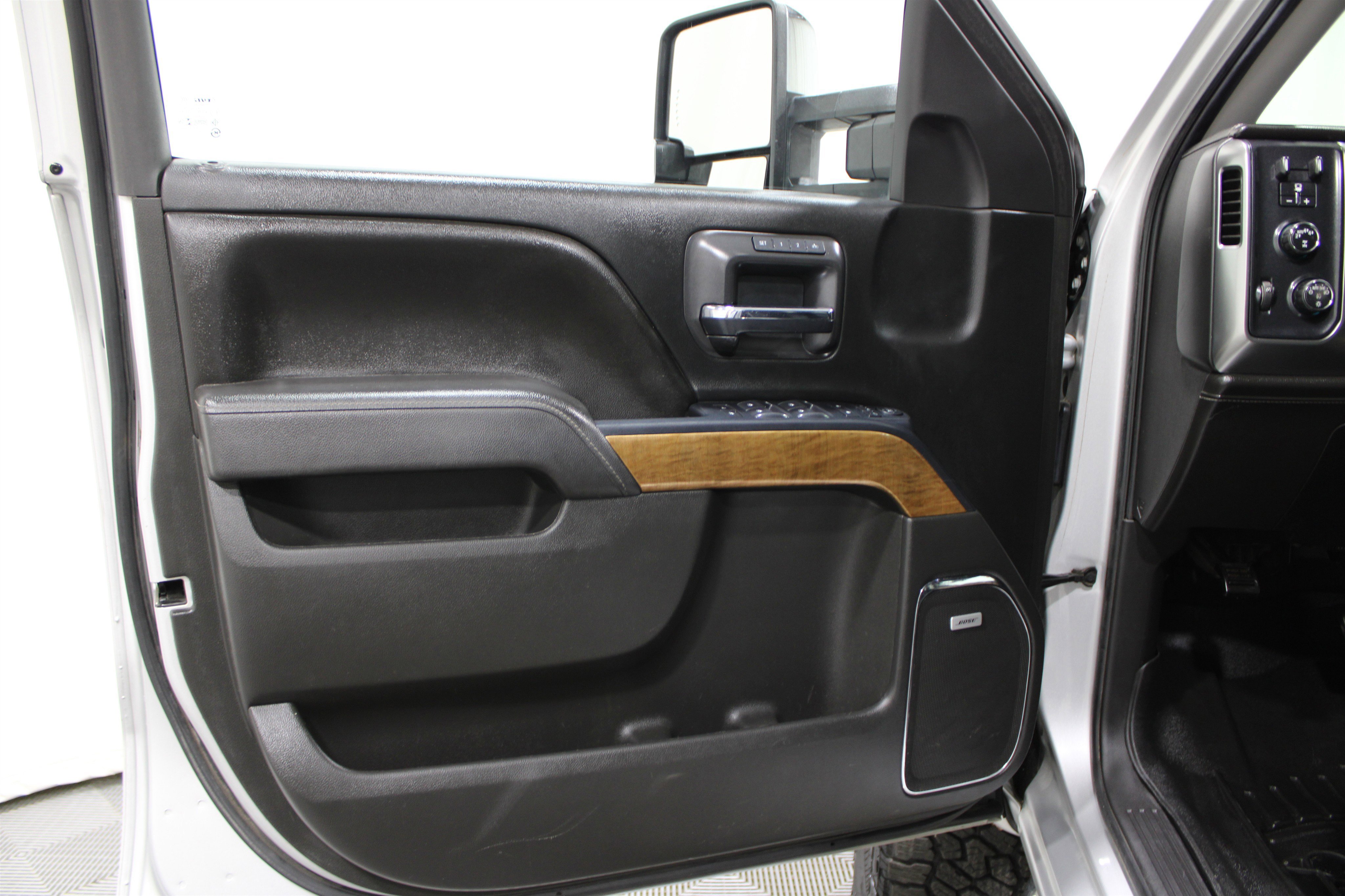 2017 Chevrolet Silverado LTZ photo 4