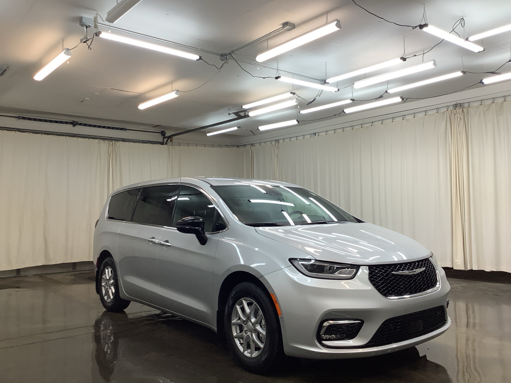 2026 Chrysler Pacifica photo 3