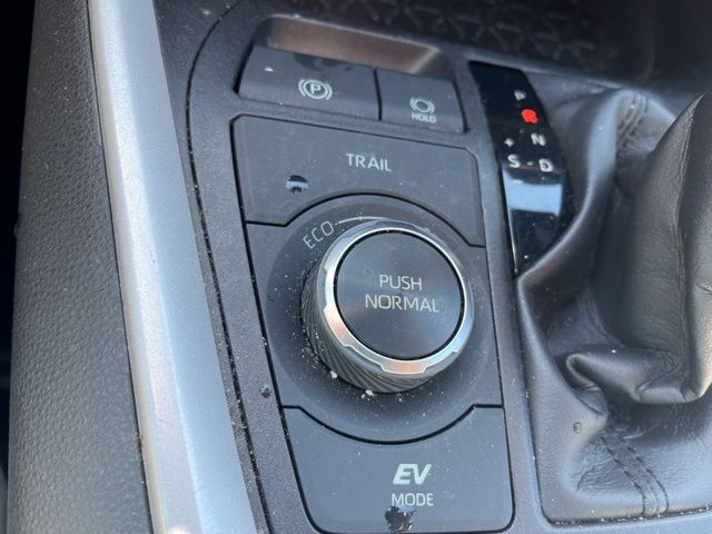 2021 Toyota RAV4 Hybrid XLE photo 21