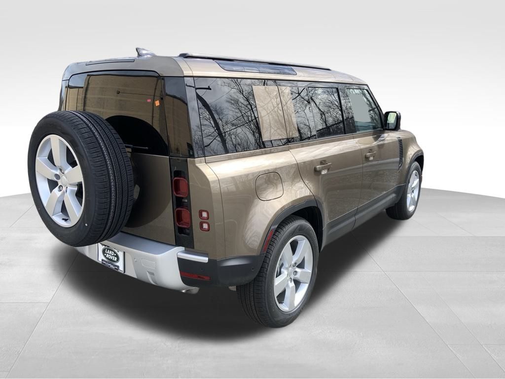 2025 Land Rover Defender 110 S photo 4