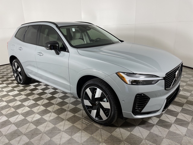 2025 Volvo XC60 T8 Plus photo 2