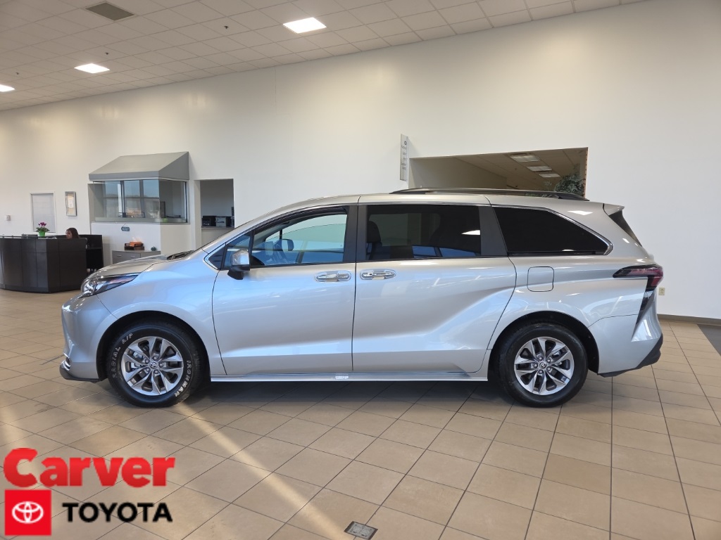 2024 Toyota Sienna XLE's photo