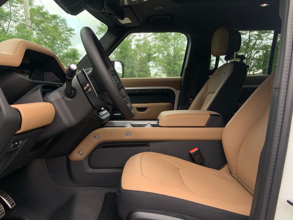 2025 Land Rover Defender 110 V8 photo 11