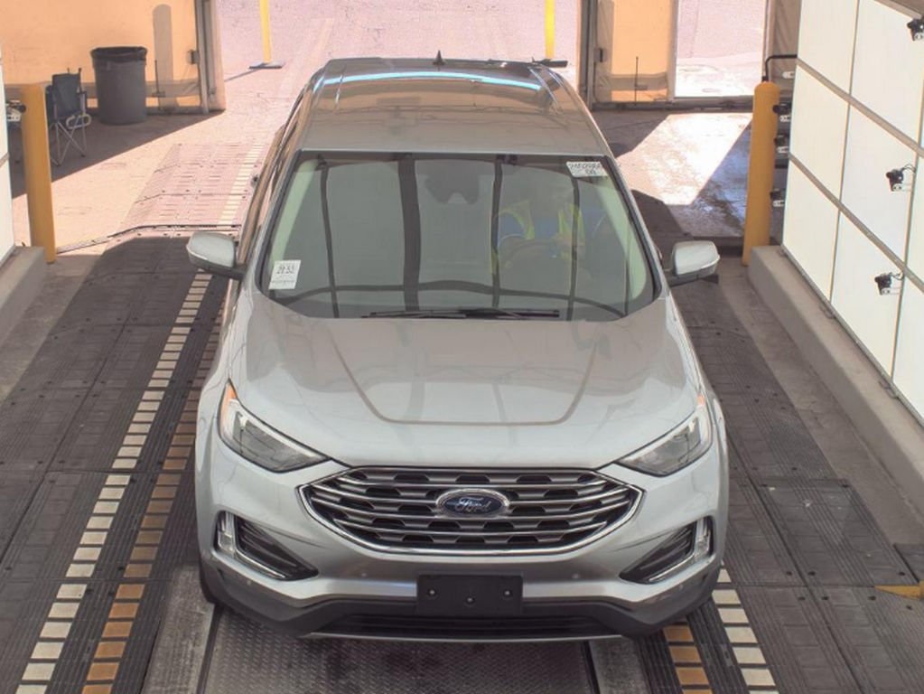 2022 Ford Edge Titanium photo 2
