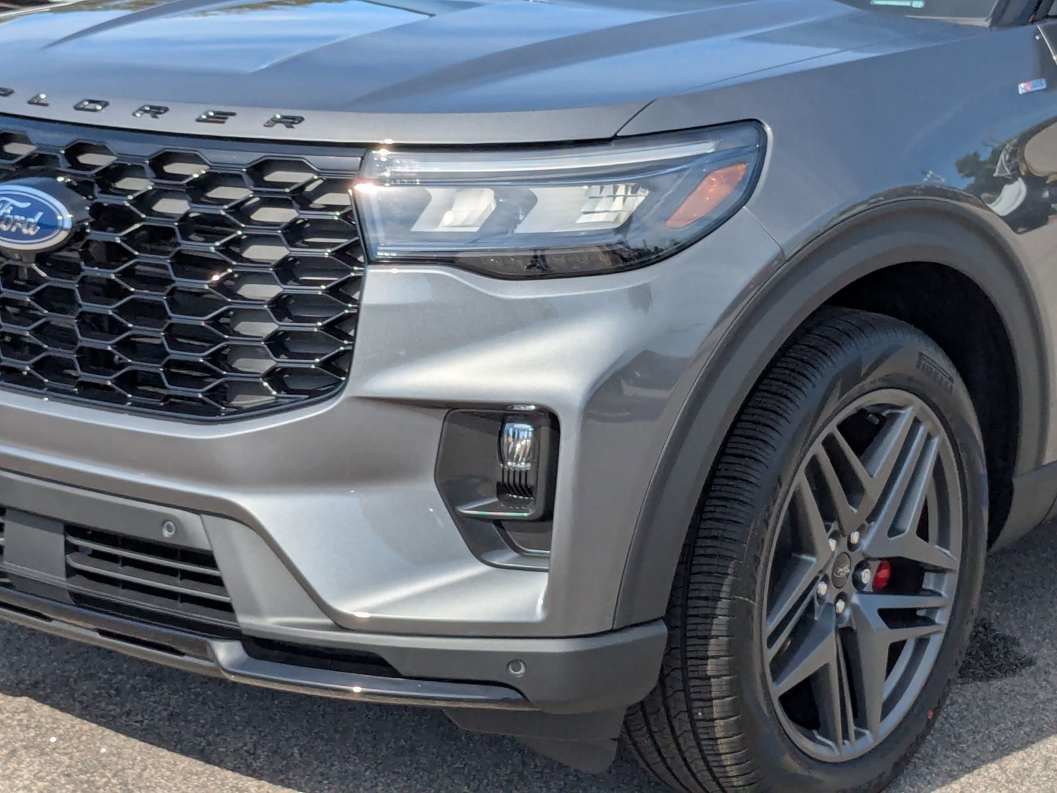 2025 Ford Explorer ST-Line photo 2