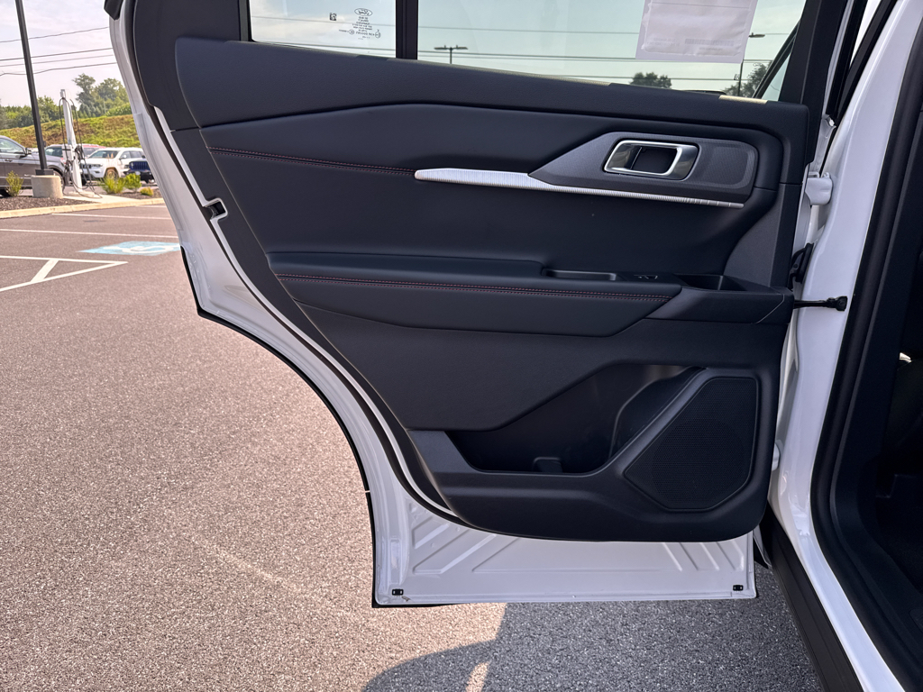 2025 Ford Explorer ST-Line photo 32