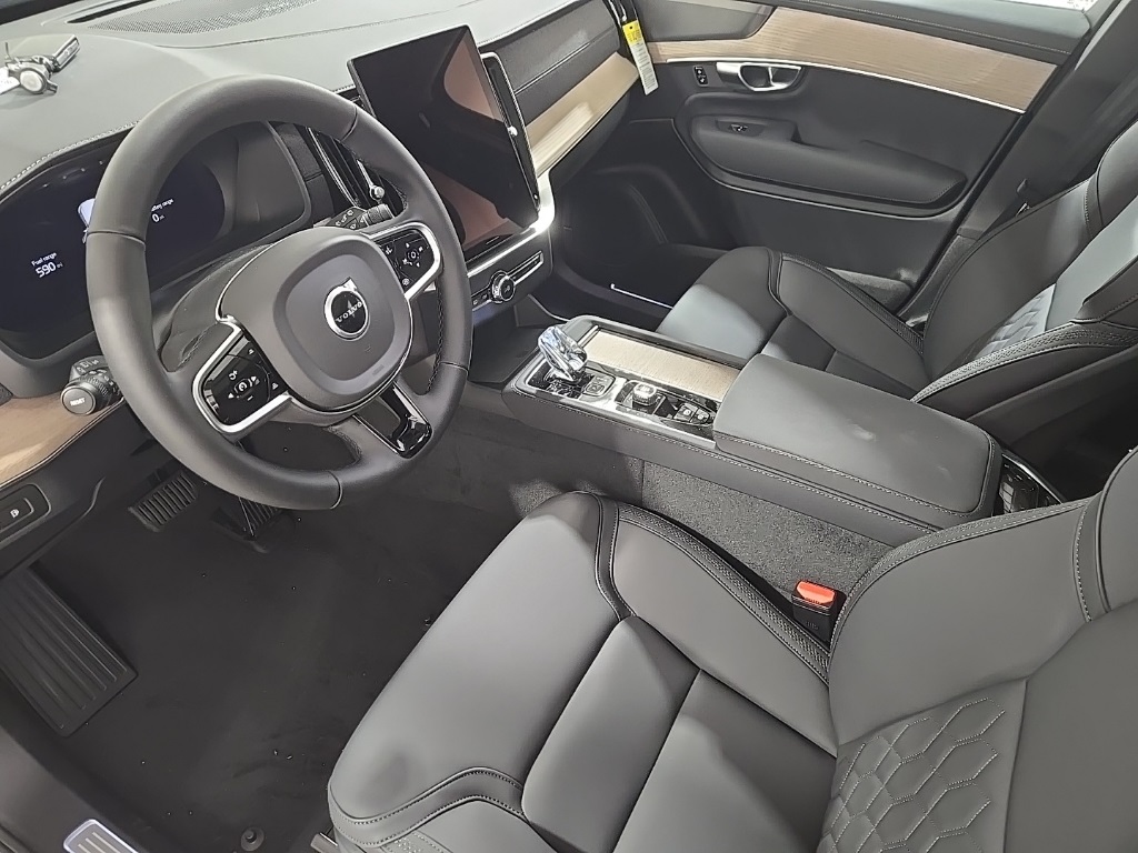 2026 Volvo XC90 T8 Plus photo 18
