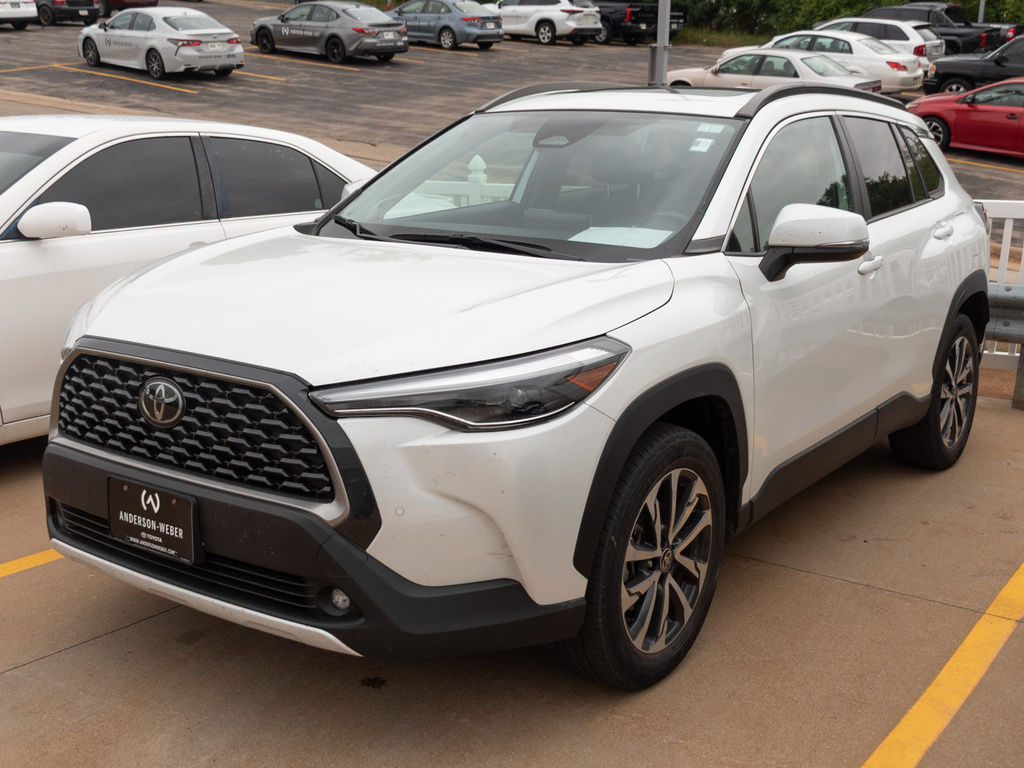 2023 Toyota Corolla Cross XLE photo 3