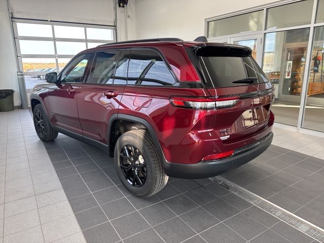 2025 Jeep Grand Cherokee Altitude photo 2
