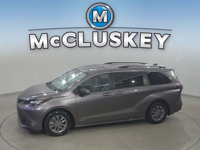 2021 Toyota Sienna XLE's photo