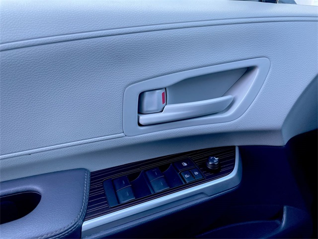 2024 Toyota Sienna LE photo 4