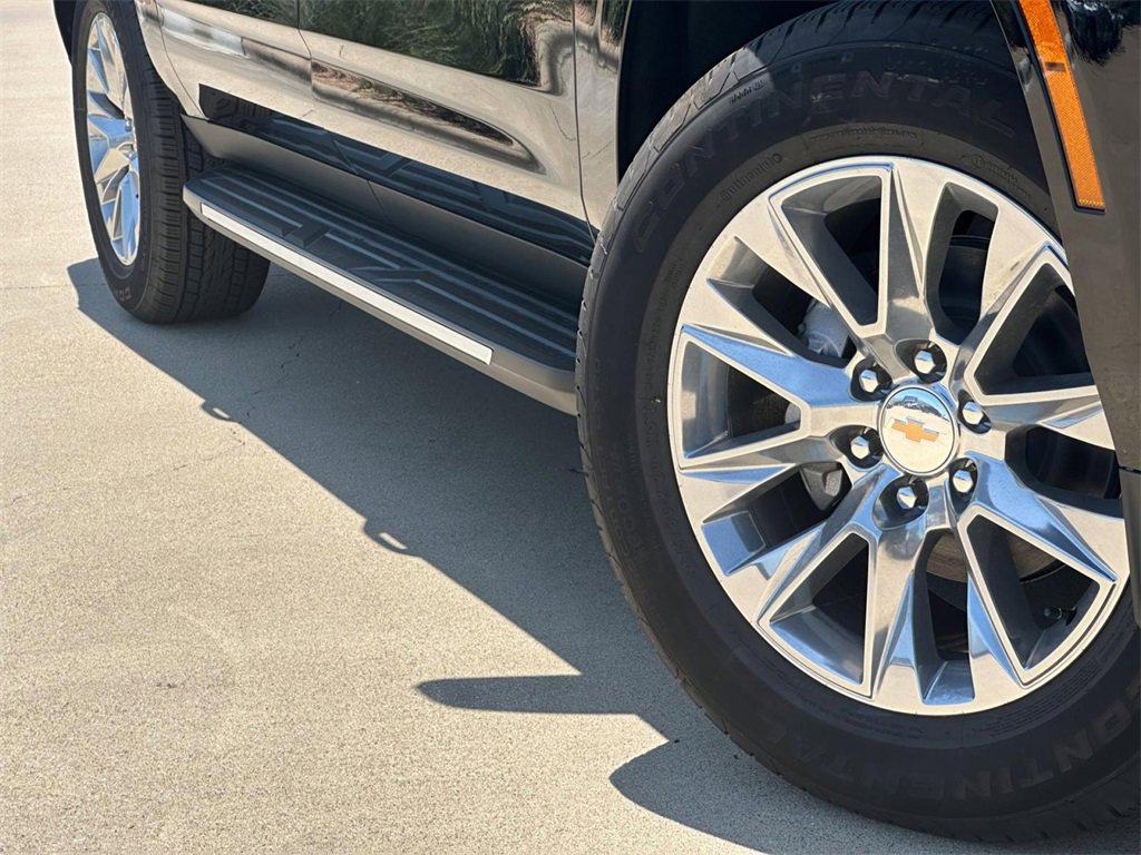 2025 Chevrolet Suburban Premier photo 3