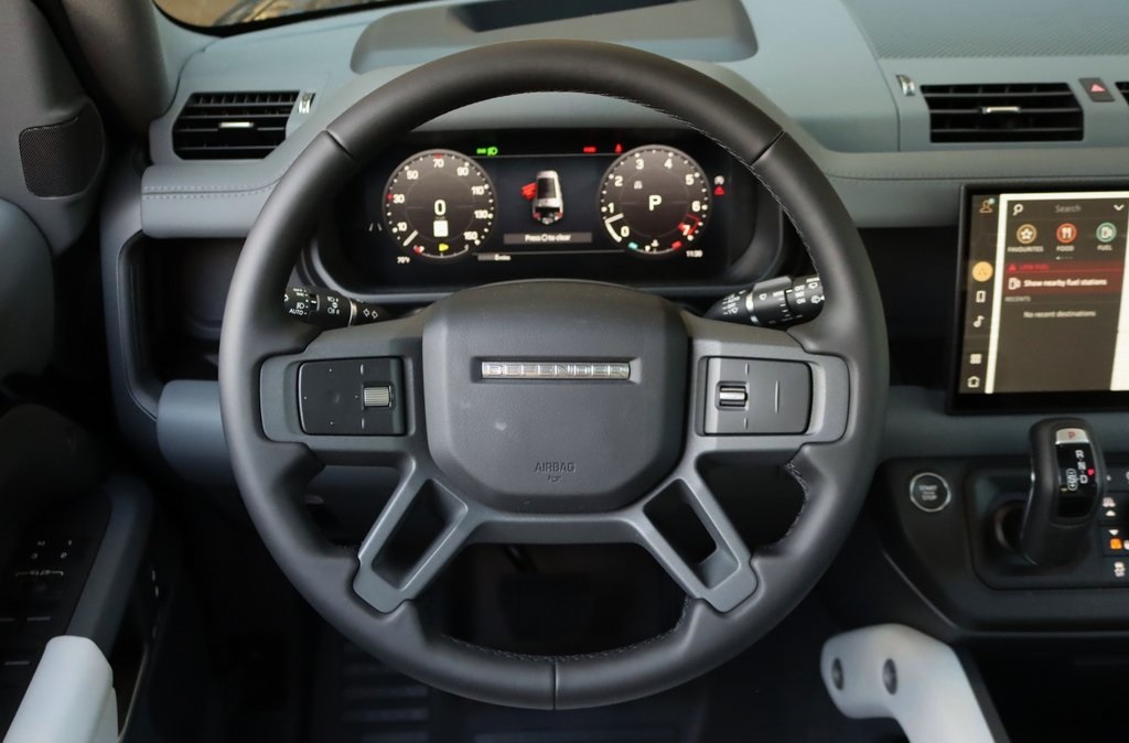 2025 LAND ROVER DEFENDER - Image 16