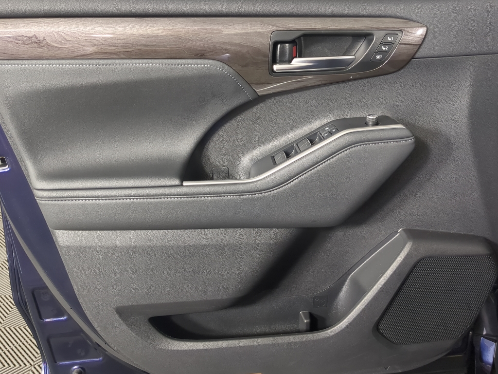 2022 Toyota Highlander Limited photo 11
