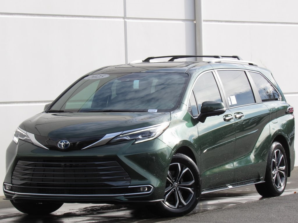 2025 Toyota Sienna Platinum's photo
