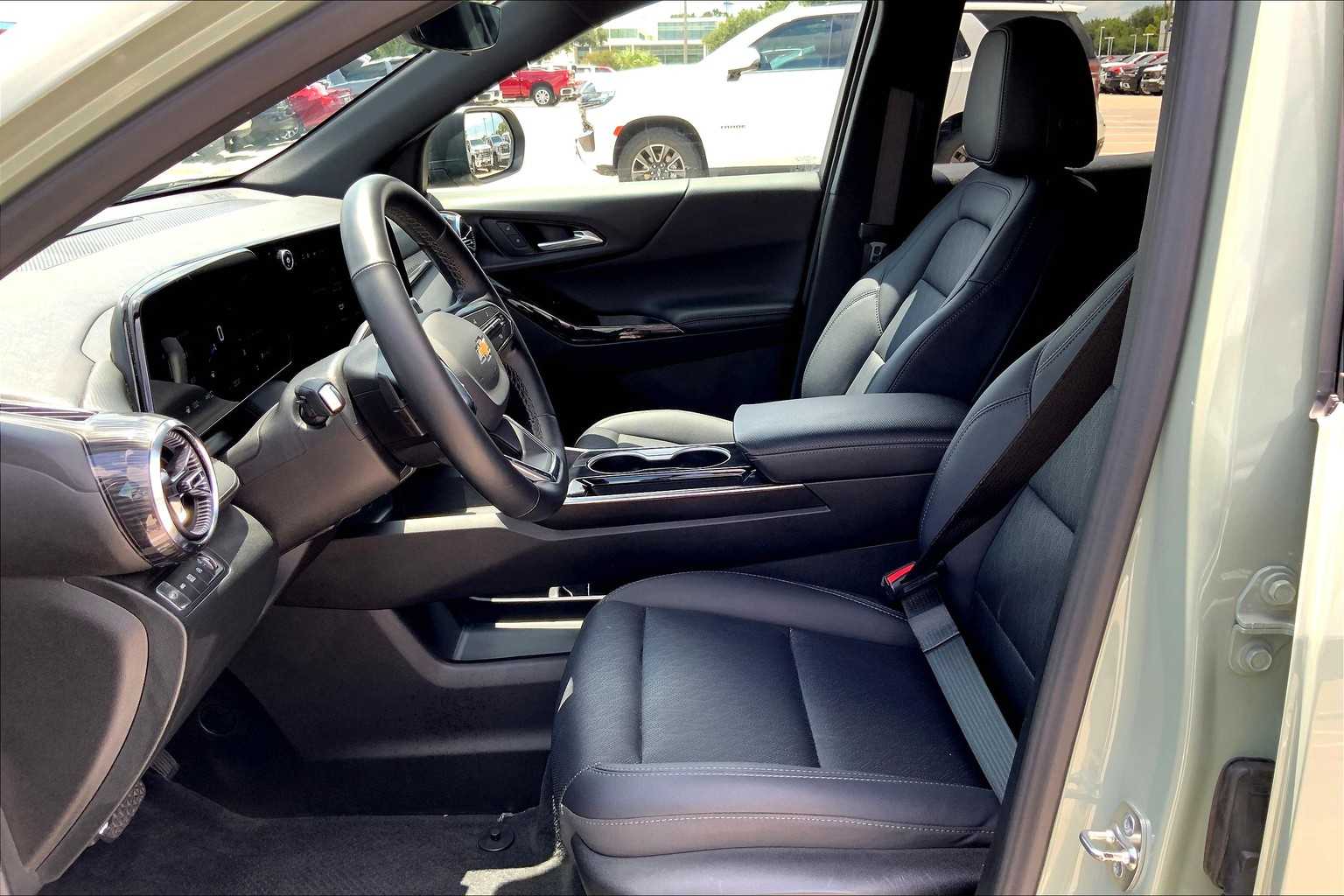2025 Chevrolet Equinox LT photo 6