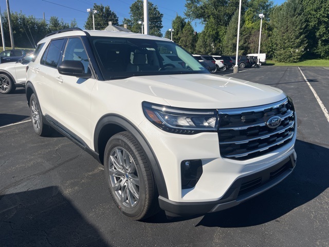 2025 Ford Explorer photo 3