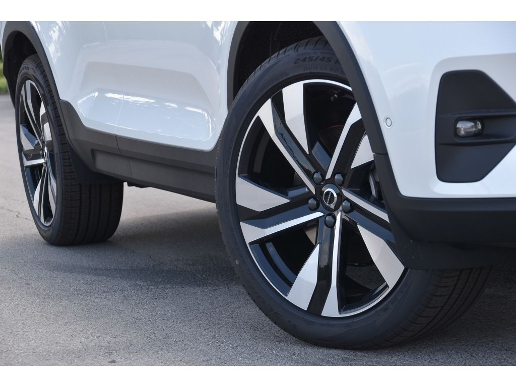 2025 Volvo XC40 photo 7