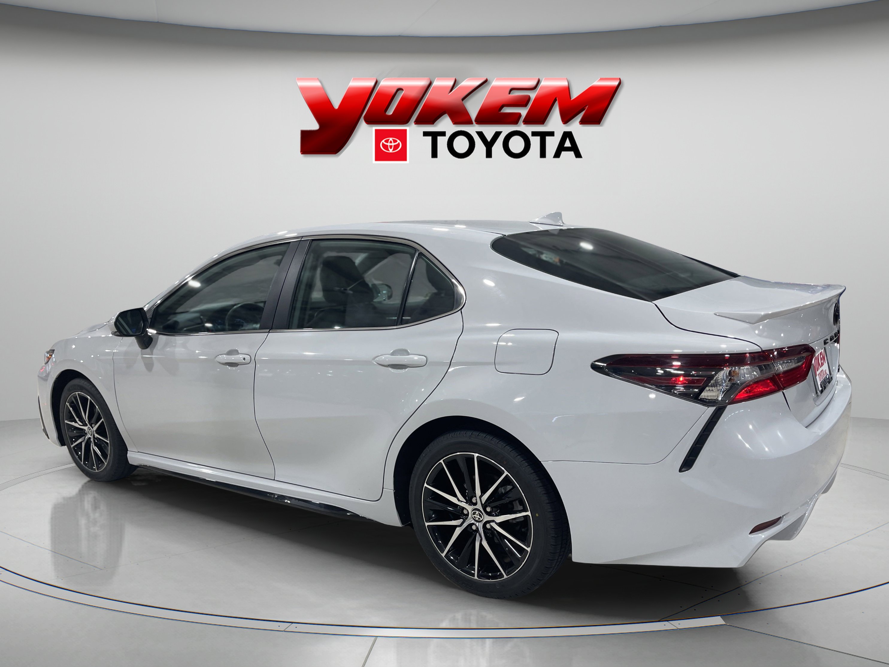 2024 Toyota Camry SE photo 2