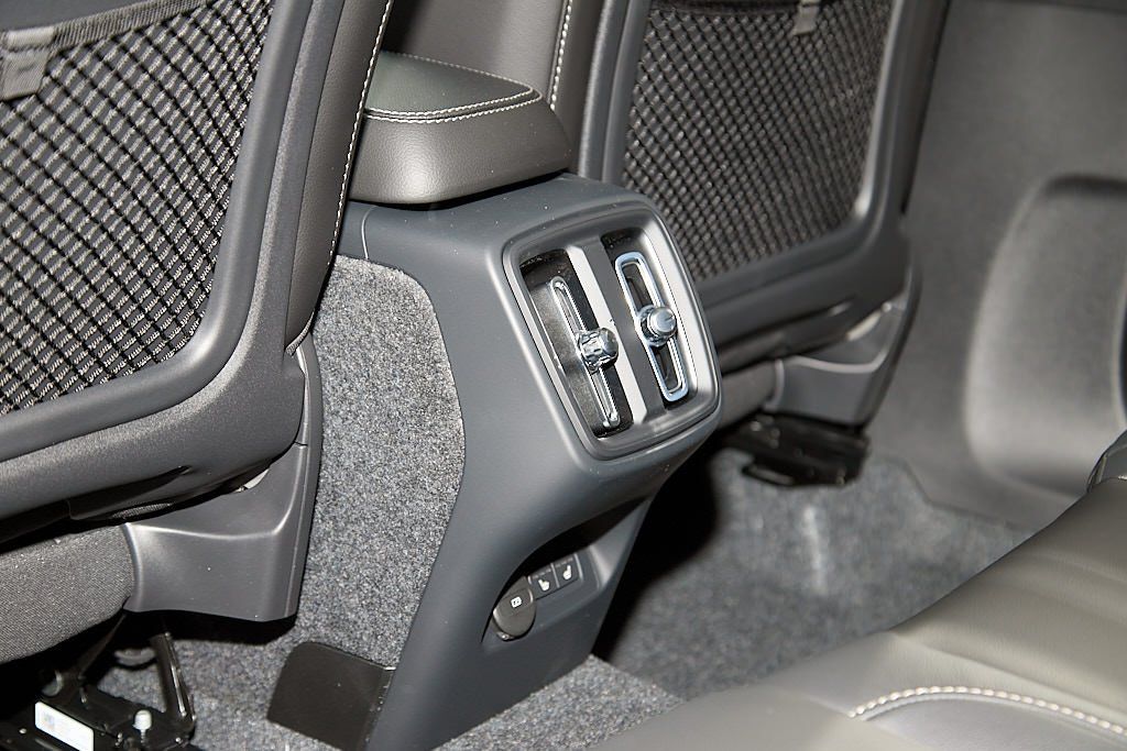 2026 VOLVO XC40 - Image 20